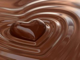 Smeltet chokolade, der former et hjerte.